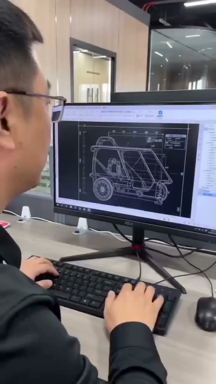 LINCORE-TECH engineer developing a vehicle structure in CAD